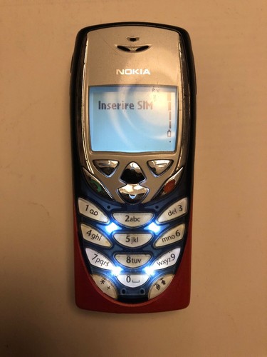 Nokia 8310 con caricabatterie